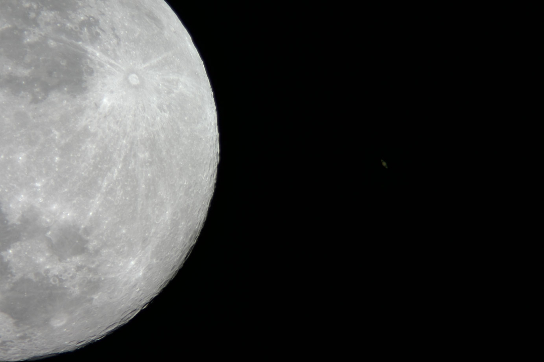 Conjunction of Saturn and the Moon
